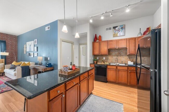 Foto del edificio - 100% Off 1st Month + $99 Apps | Limited Time!