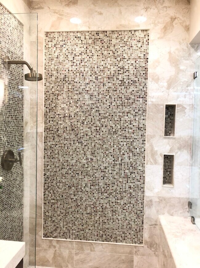 BAthroom 2 - Shower with rain showerhead - 16 Avenue E