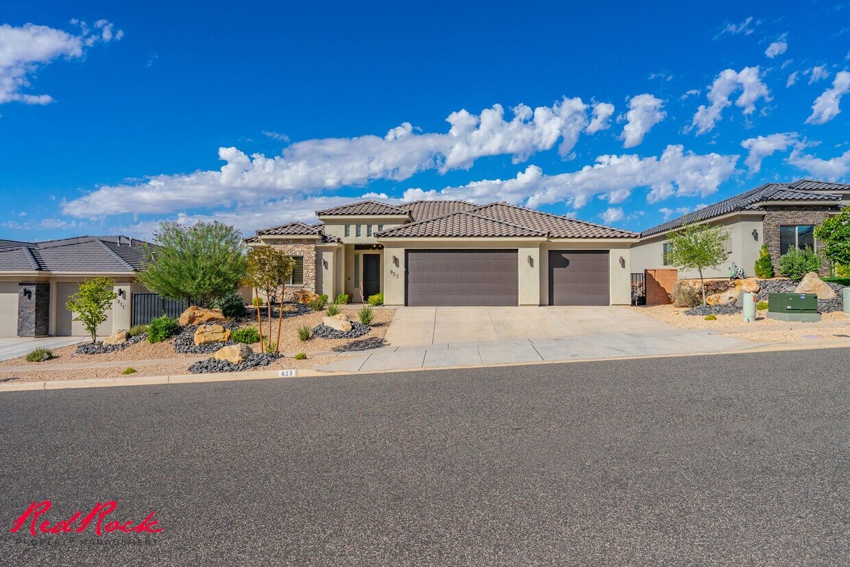 Primary Photo - Stunning 4 Bedroom Home with Gorgeous Back...