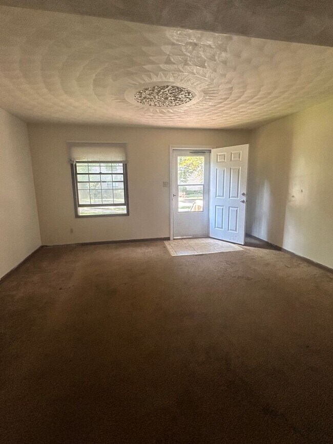 Building Photo - 3 bedroom, 2 bath Townhouse