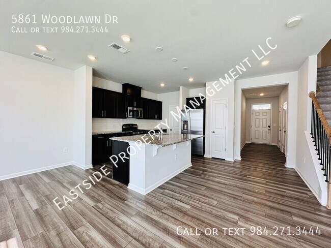 Foto del edificio - 5861 Woodlawn Dr
