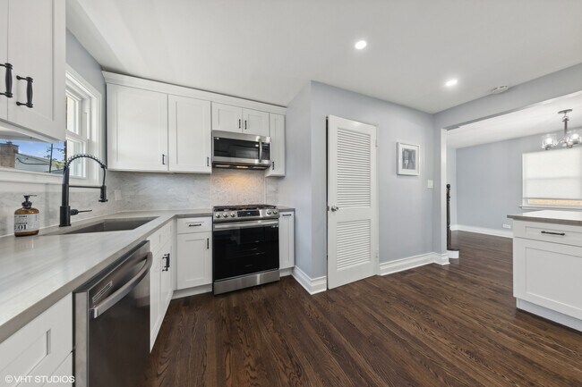 Foto del edificio - 910 Meadowcrest Rd