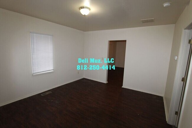Building Photo - Great 3 Bedroom, 1 Bath For A Small Family...