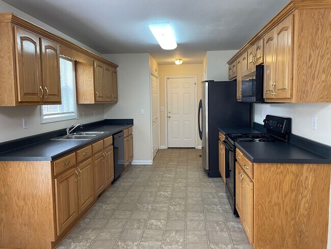 Building Photo - Spacious Home in the Center of Town