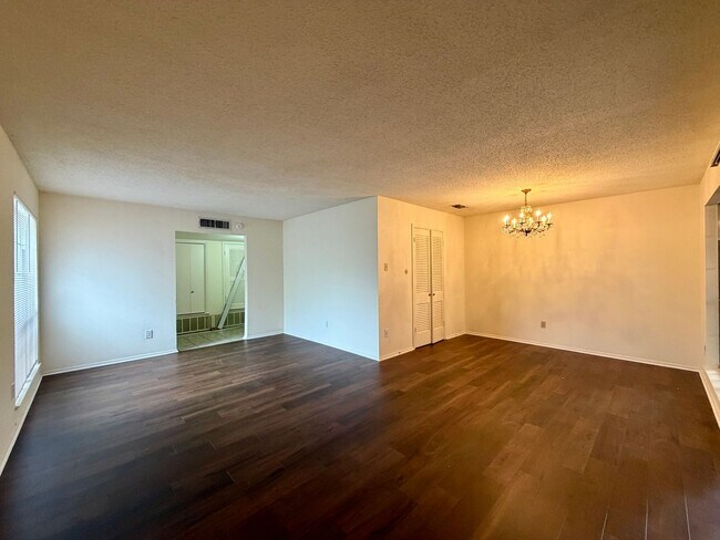 Foto del edificio - Duplex *LEASING SPECIAL AVAILABLE*