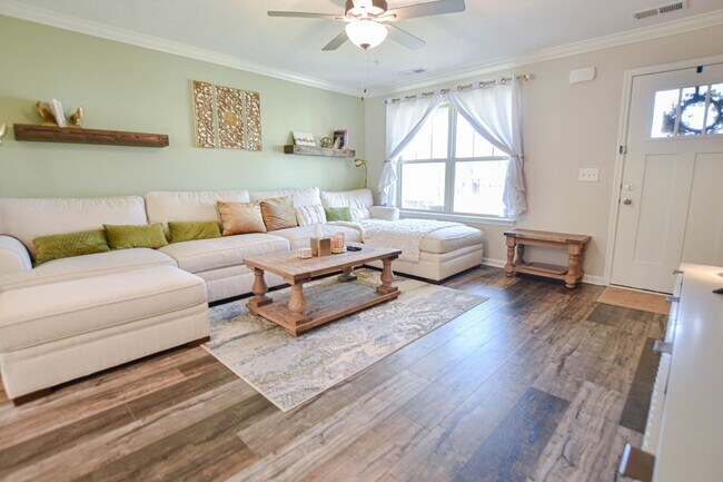 Building Photo - Pet Friendly Three Bedroom in Pleasant View!