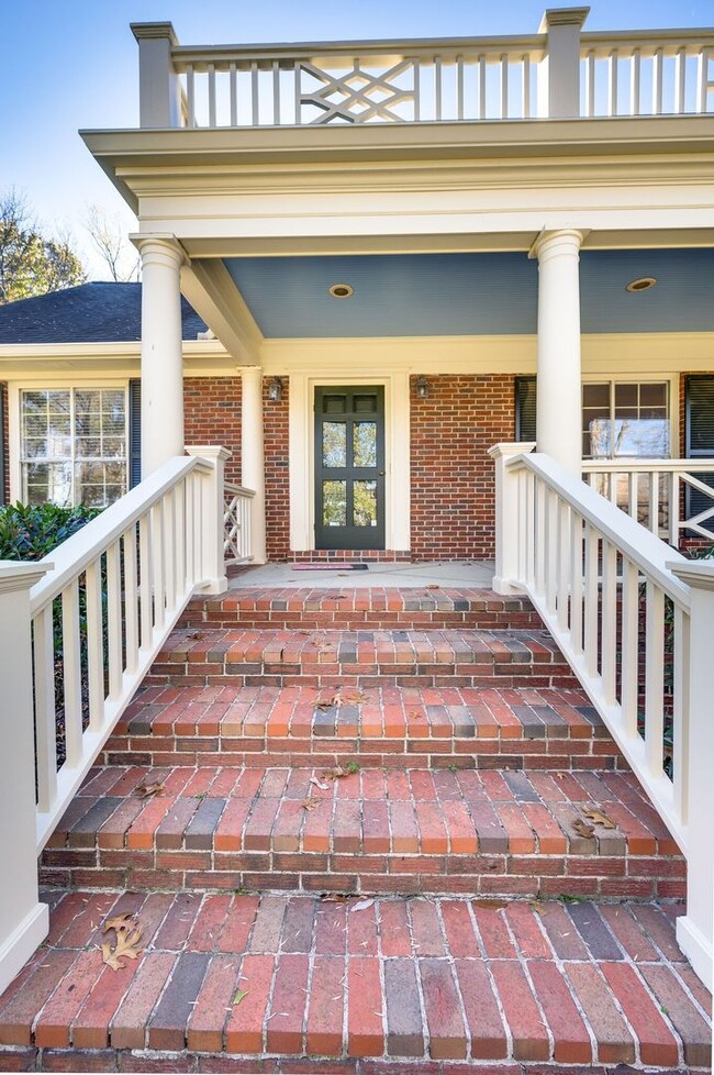 Building Photo - Fantastic renovated 5BE/4BA family home on beautiful oversized private Lot in the heart of Belle ...