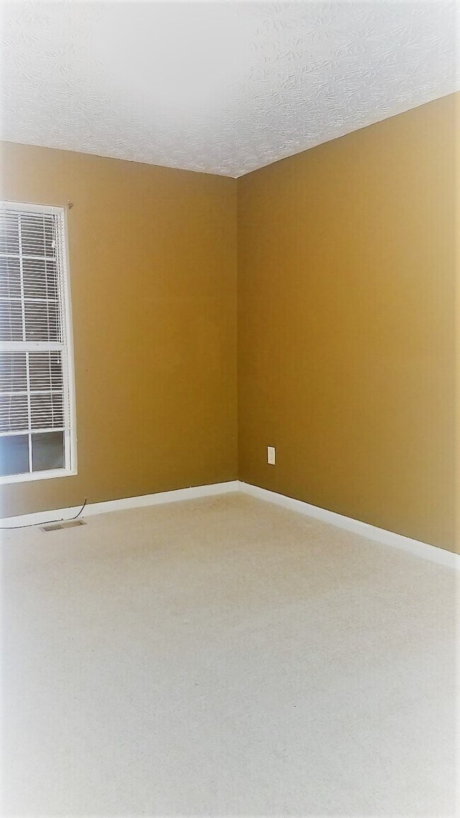 Building Photo - Spacious townhome!