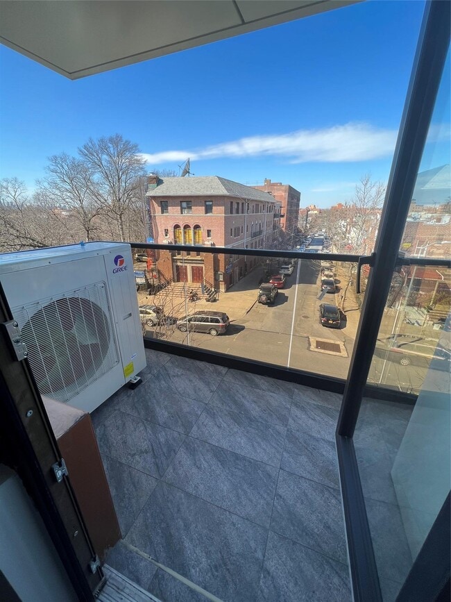 Foto del edificio - 7302 Woodside Ave