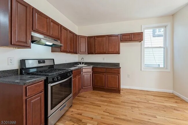 Kitchen - 17 Kenmore Ave