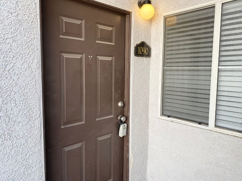 Foto principal - 2615 W Gary Ave