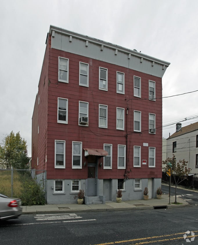 Building Photo - 154 Academy St