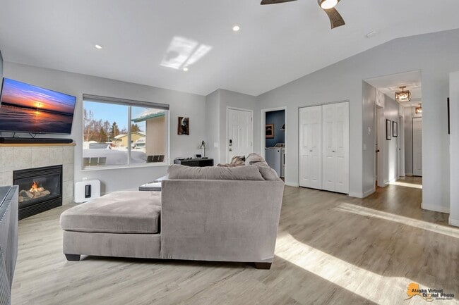 Building Photo - Fully Furnished Three Bedroom Executive Re...
