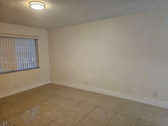 Foto del edificio - 900 Tallwood Ave