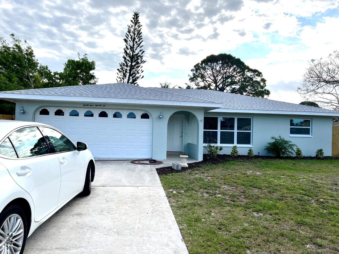 Primary Photo - Venice, FL Newly Renovated 3BR/2BA/2CG Sin...