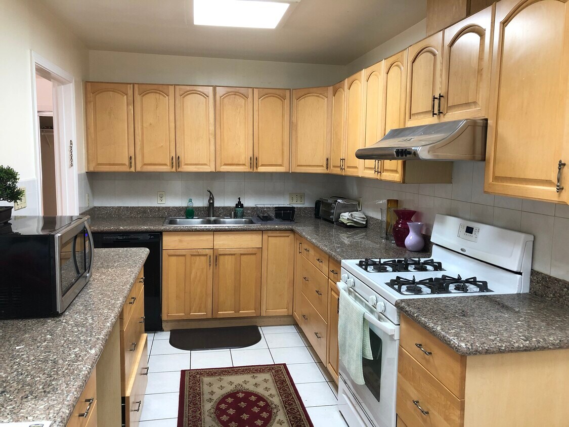 Kitchen - 285 Bartlett Ave