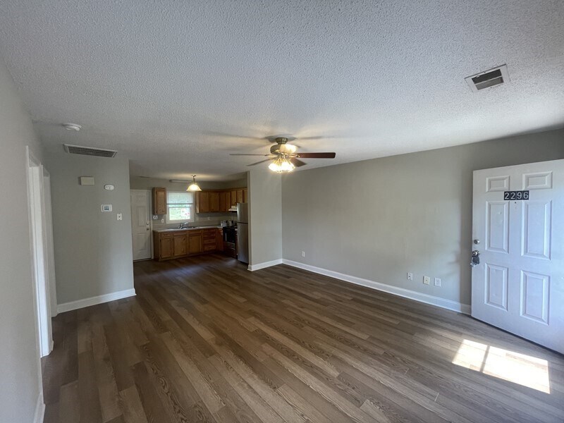 Building Photo - Available April 10th, 2025 or sooner. Desi...