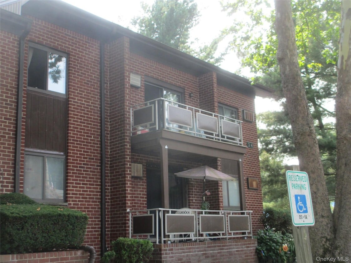 Building Photo - 2 Charles Ln