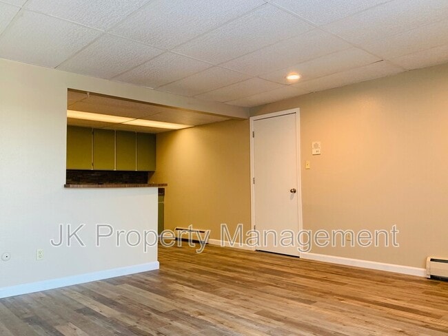 Building Photo - 1401-142B 2b St S