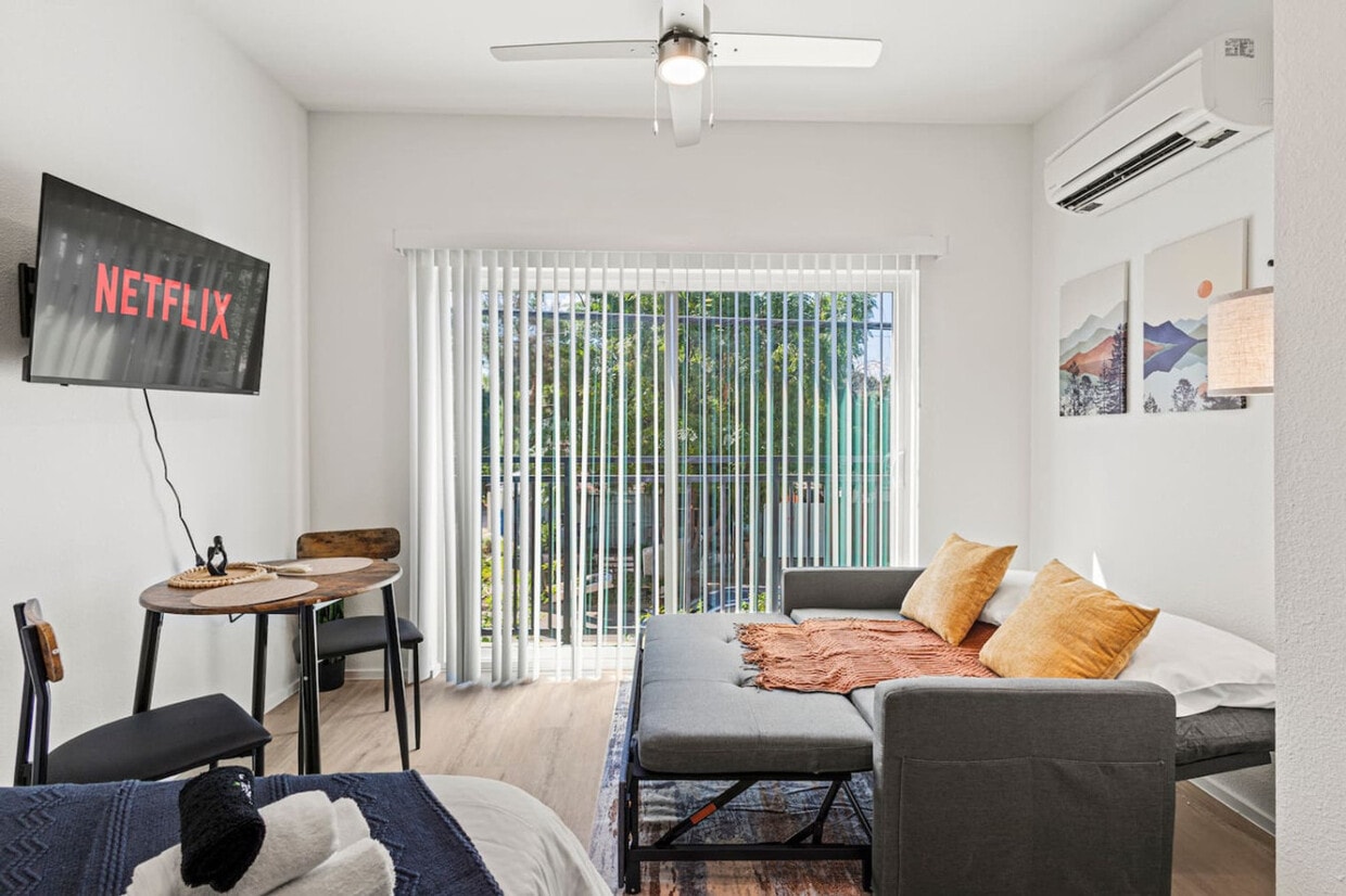 Foto principal - 596 W 9th St