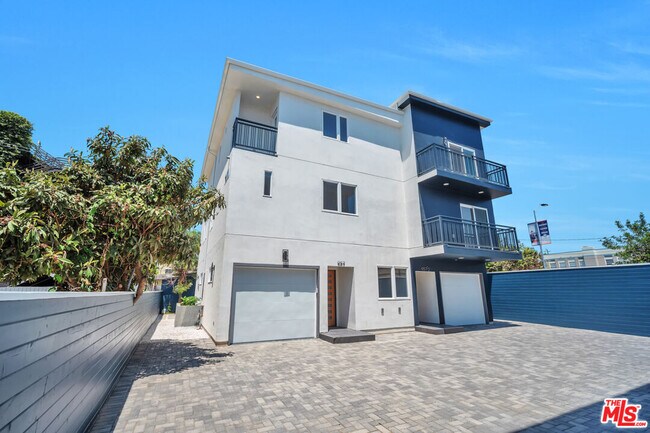 Foto del edificio - 957 1/2 N Ridgewood Pl