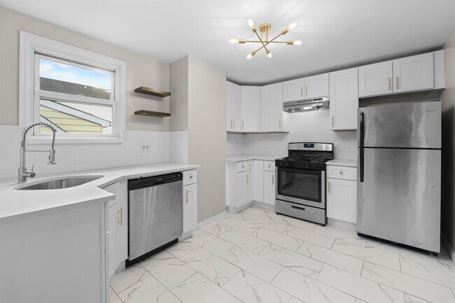 Building Photo - 173 MALLORY Ave