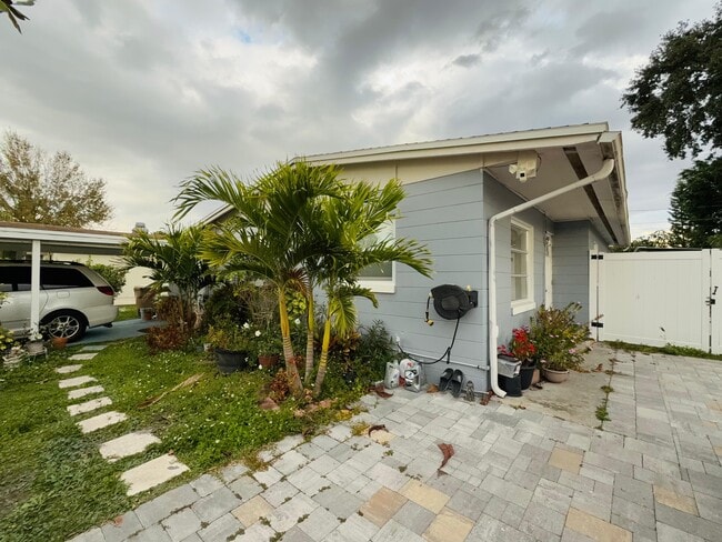 Foto del edificio - 2615 N Beaumont Ave