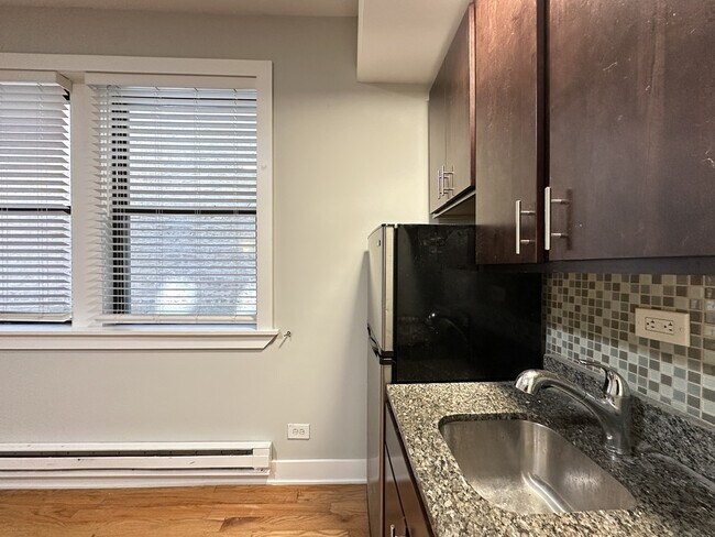 Foto del edificio - 4552 N Damen Ave