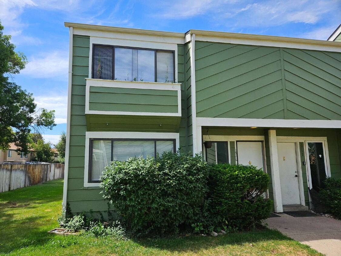 Spacious 3 Bedroom End Unit Townhome Close To Everything! - Spacious 3 Bedroom End Unit Townhome Close To Everything!