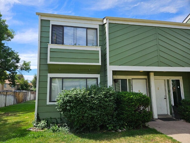 Spacious 3 Bedroom End Unit Townhome Close To Everything! - Spacious 3 Bedroom End Unit Townhome Close To Everything!