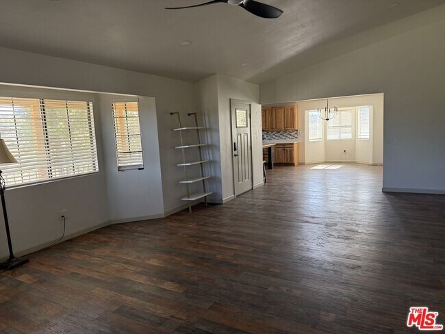 Foto del edificio - 47041 Pioneer Town Rd