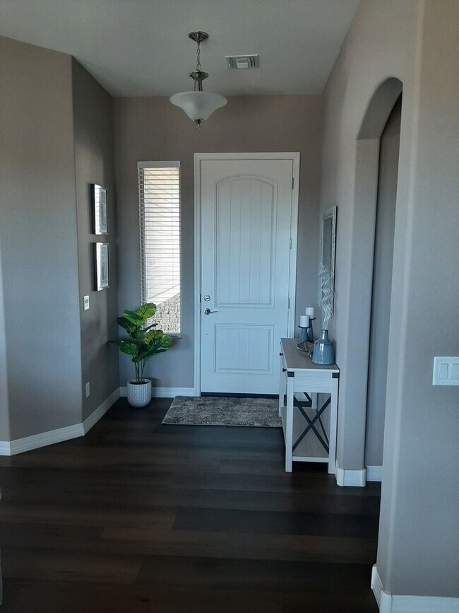 Building Photo - Beautifully 3 Bedroom Furnished Home In Gr...