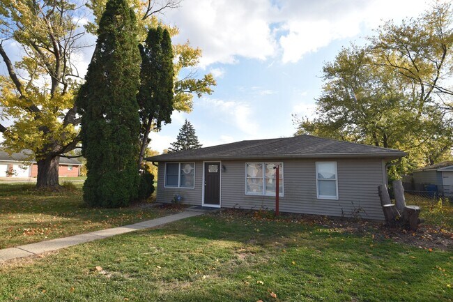 Foto del edificio - 2-3 bedroom Home in Greenfield with Garage.