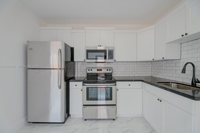 Building Photo - 650 E 65th St