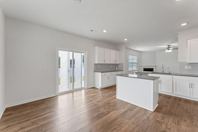 Foto del edificio - Stunning 4BR House in Charlotte