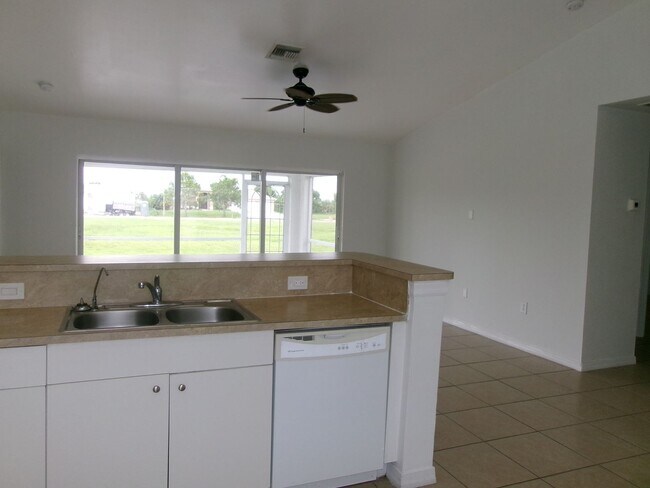 Foto del edificio - $1600 for a 3/2/2 all tile home in Cape Co...