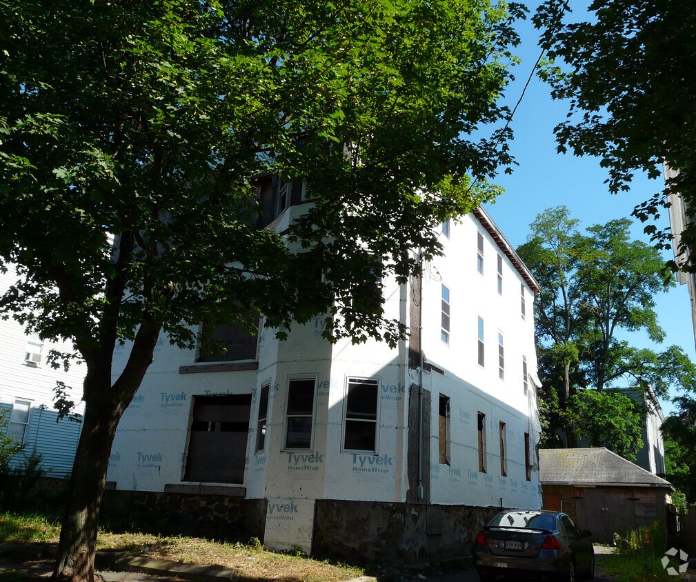 Building Photo - 22 Grant St