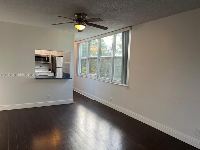 Building Photo - 9441 Evergreen Pl