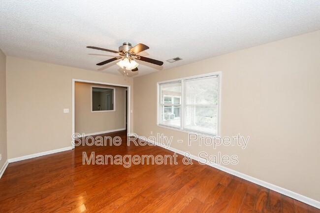 Building Photo - 113 Logan Dr
