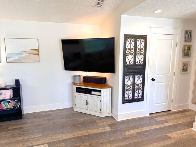 Building Photo - 314 La Paloma Pl