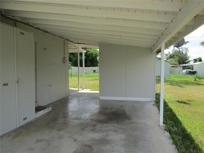 Foto del edificio - 22147 Bahama Ave