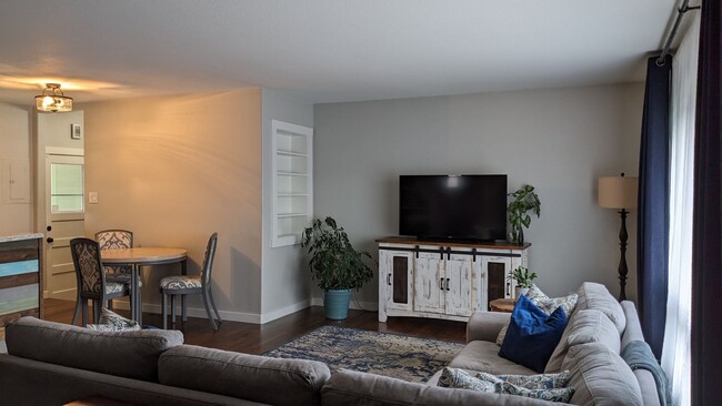 Foto del edificio - BEAUTIFUL MODERN 3 BED/2 BATH RANCHER IN E...