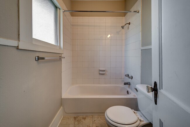 Foto del edificio - 115 Goldenrod St