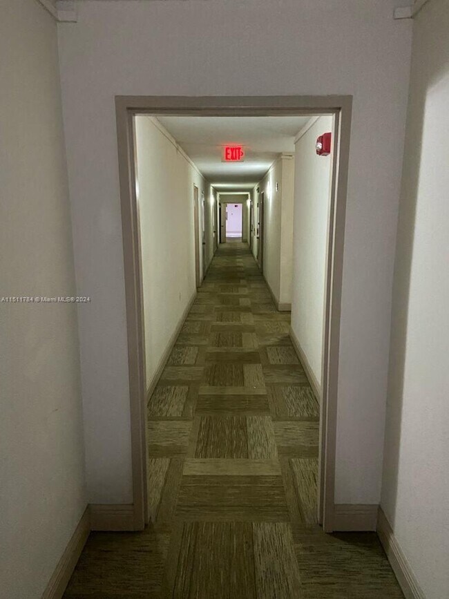 Foto del edificio - 1300 NE Miami Gardens Dr