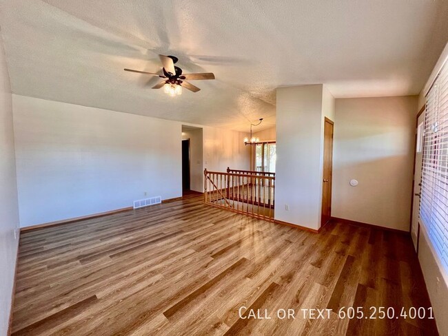 Building Photo - Beautiful 3 Bed 2 Bath House in West Sioux...