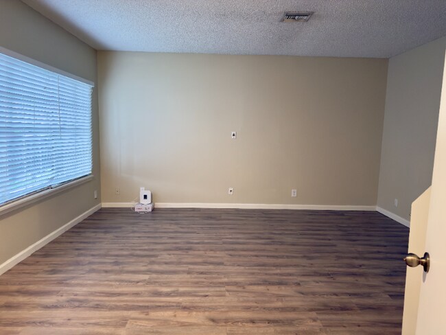 Foto del edificio - 6006 Plum Isle Way