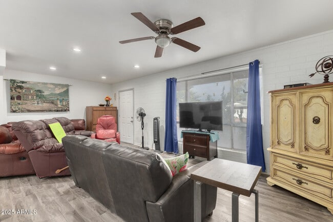 Building Photo - 12228 N Hacienda Dr