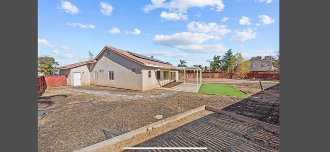Large backyard - 27185 White Ct