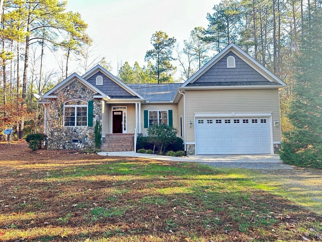Primary Photo - Lovely 3 Bedroom/2 Bathroom Home Nestled N...