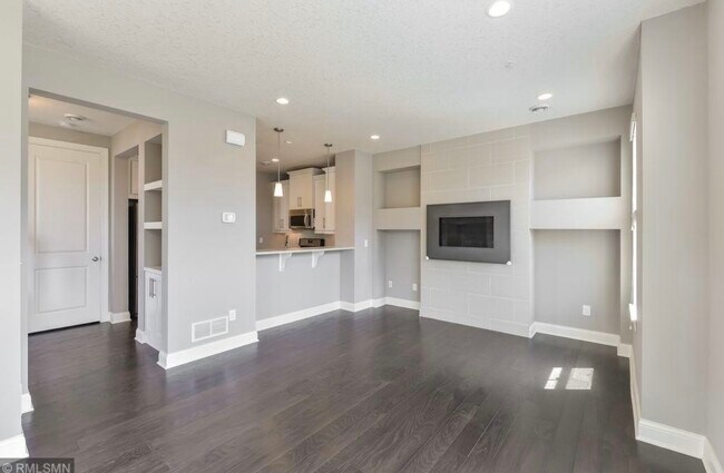 Foto del edificio - 8410 Jonquil Ln N